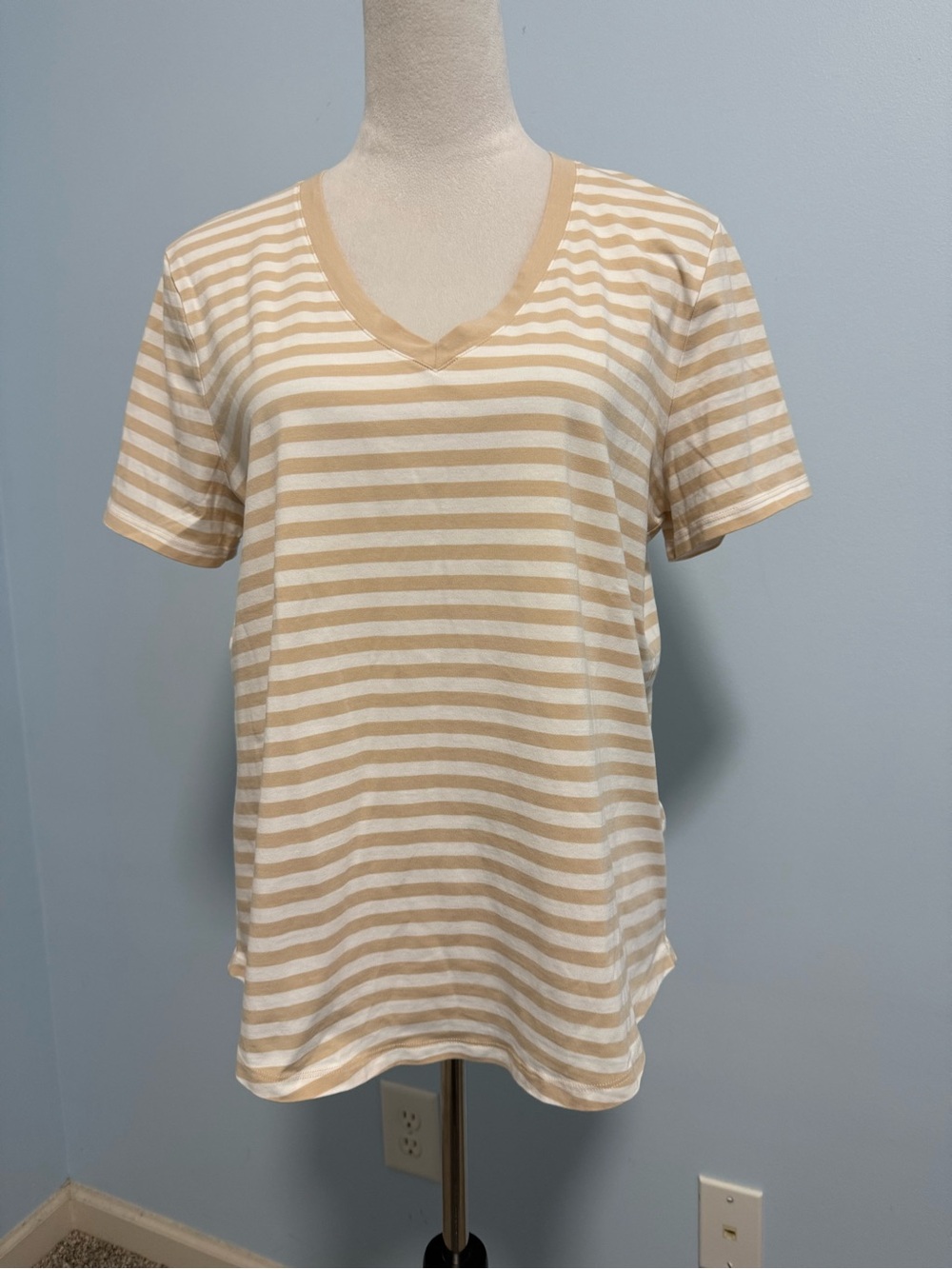 Lululemon Love V-Neck Tee Women’s Est L Beige White Striped Short Sleeve